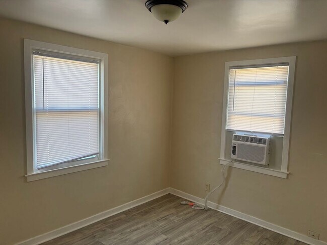 Building Photo - 4745 Lind St