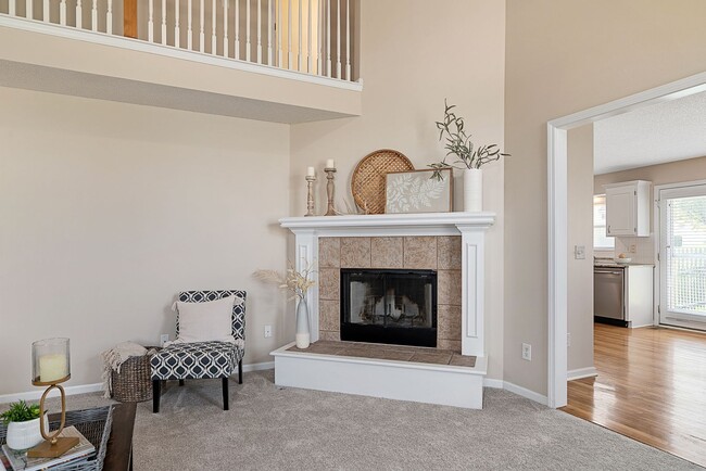 Building Photo - {13862} Spacious townhome in Prime Location + Maintenance Provided Community + Neighborhood Pool ...