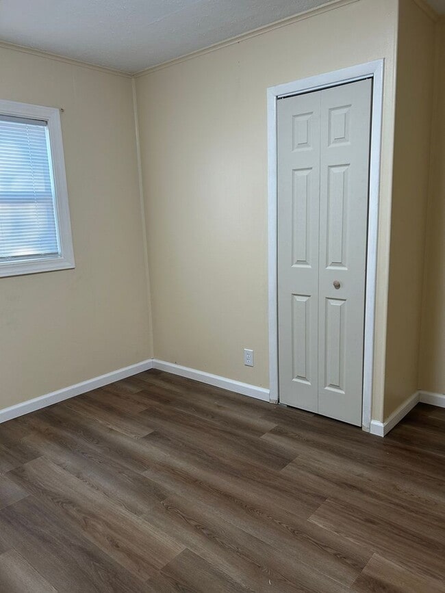 Building Photo - 3 Bedroom, 1 bath home with detached 1 car...