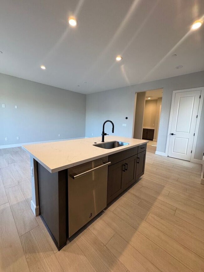 Building Photo - 1521 Golf Club Dr