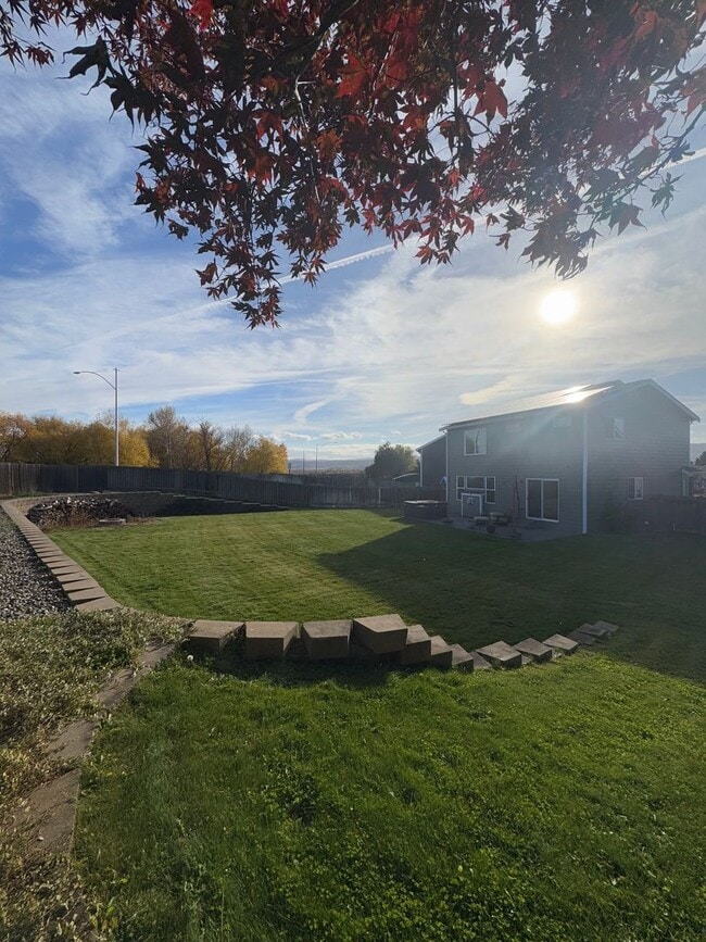 Building Photo - Beautiful Rental with Oversized Yard & Open Layout