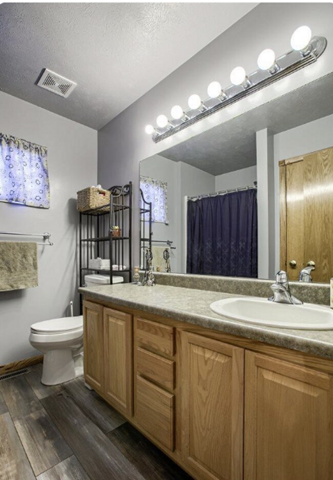 Building Photo - 5 Bedroom/3.5 Bath Single Family Home