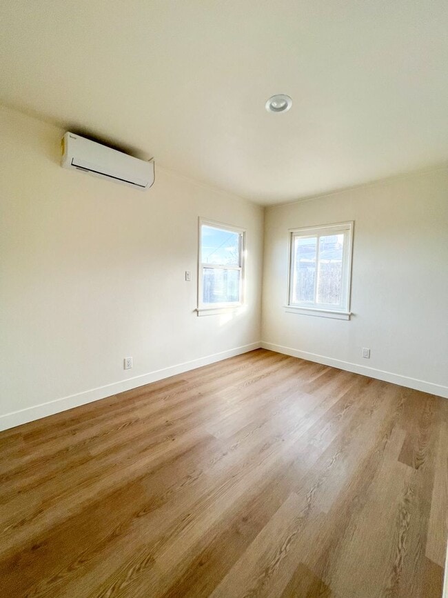 Building Photo - Adorable 2 Bedroom 1 Bathroom Home