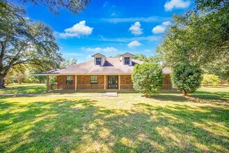 Building Photo - 3 Bedroom House in Central on 4  acres of ...