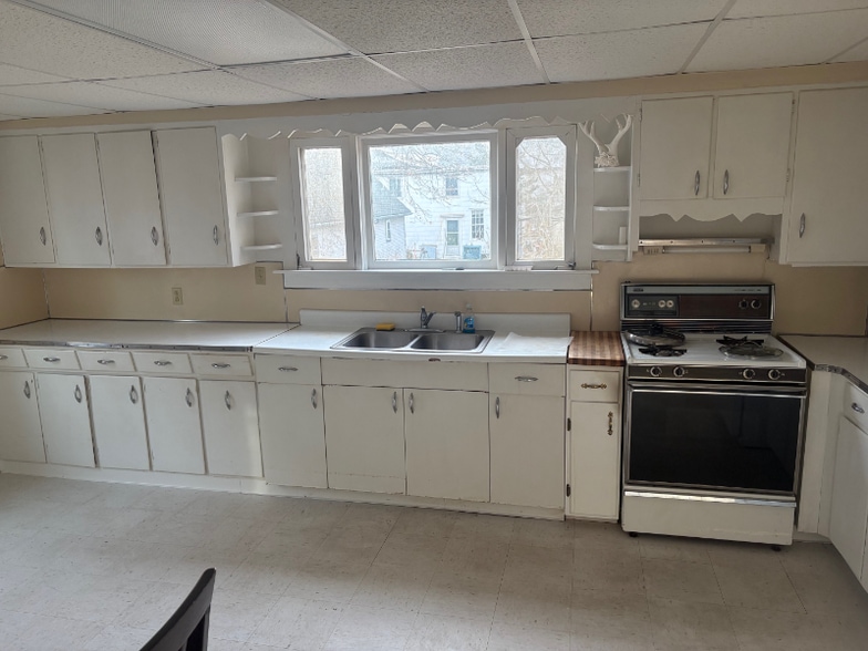 Building Photo - 134 E Main St