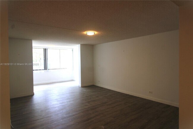 Building Photo - 3750 Inverrary Dr