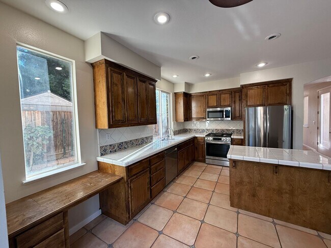 Building Photo - 5 bedrooms located in Redbridge Gated Community!