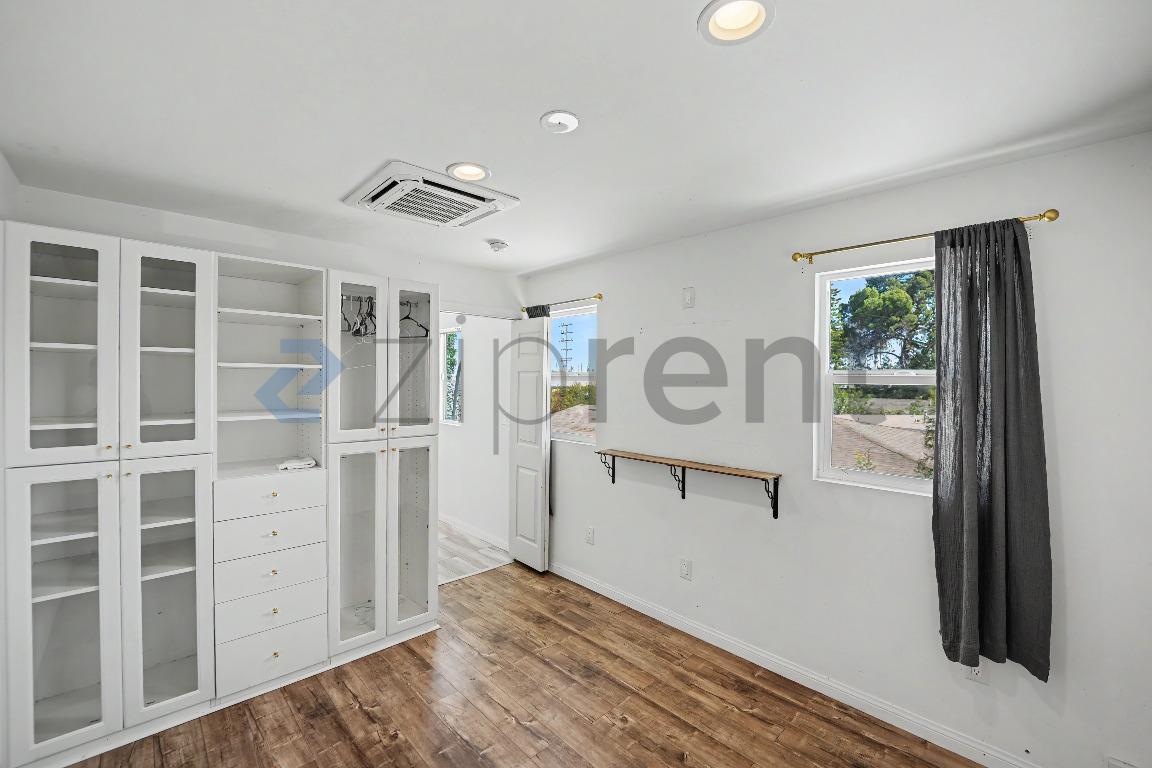 Building Photo - Unit