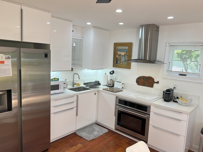 Fully stocked kitchen - 5143 Shore Dr