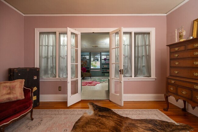 Building Photo - WONDERFUL HISTORIC 5 BED 3 BATH PROPERTY WITH CARRIAGE HOUSE