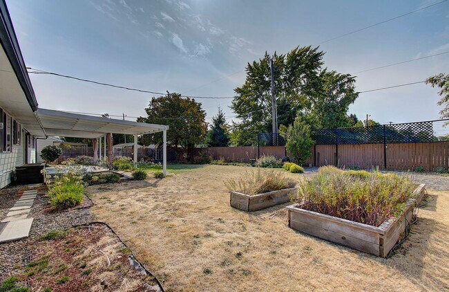 Building Photo - Welcome to this Beautifully Remodeled Ranc...