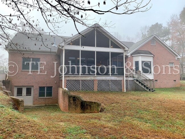 Building Photo - Gorgeous Three Bedroom in Tobaccoville- Mu...