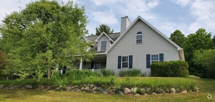Building Photo - Spacious 5 Bedroom Executive Level Home