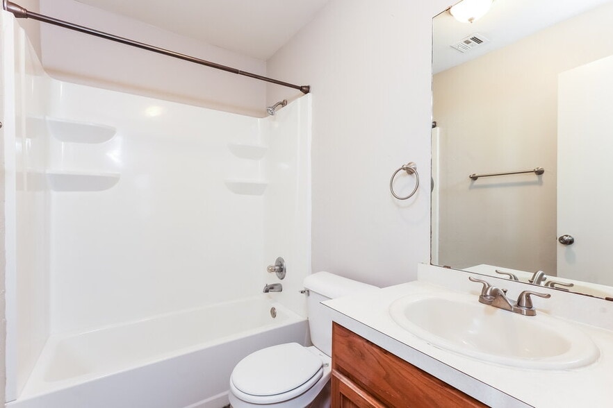 Building Photo - 1933 Creekridge Dr