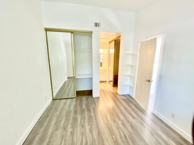 Building Photo - 2 Bed, 2 Bath upper end unit in Beautiful Rancho Santa Margarita