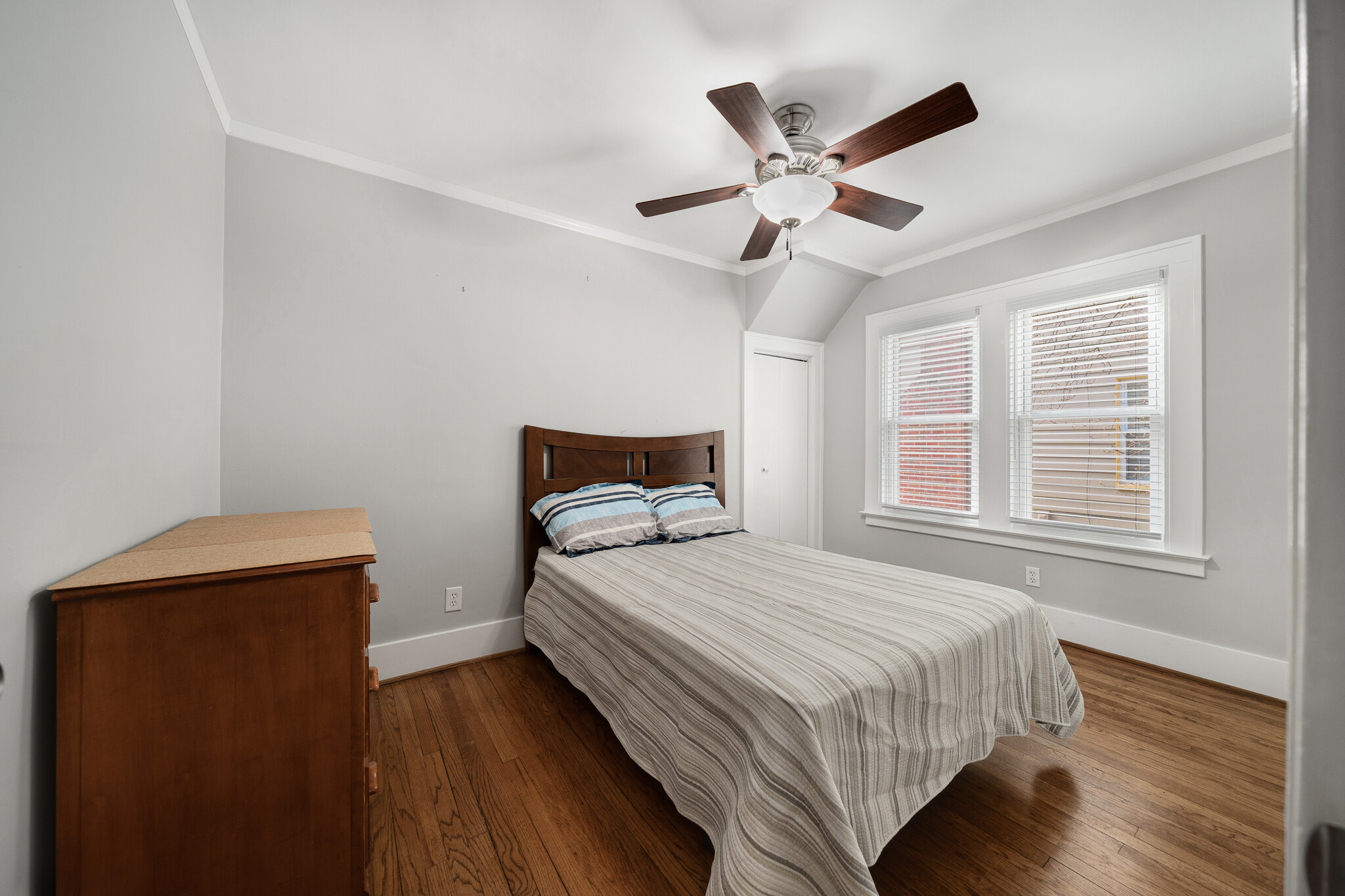 bedroom available - 694 W Hazelhurst St