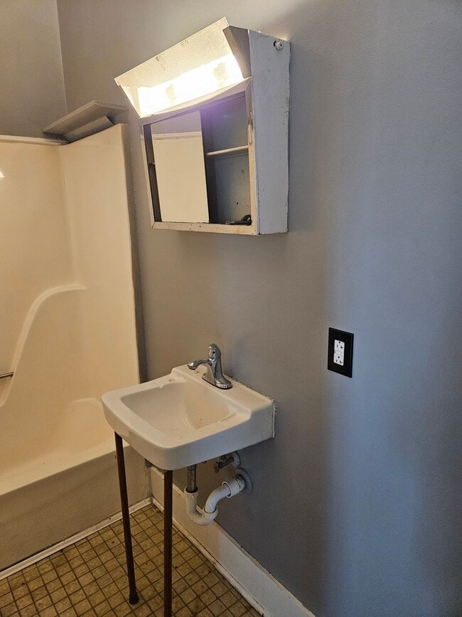 Building Photo - Knoxville 37917 - 2 Bedroom, 1 Bath home –...