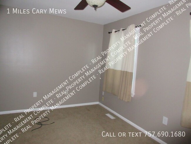 Building Photo - 1,650 square foot townhouse with 3 beds an...