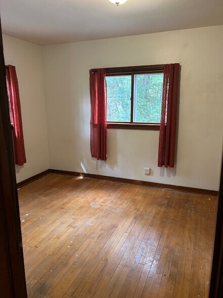 Main Bedroom - 105 N Delavan St