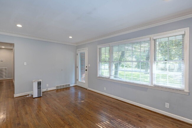 Building Photo - Available Now!| 3BR/2BA Midtown Brick Ranch | Lawn Care, Pest Control & W/D Included | Clubview /...