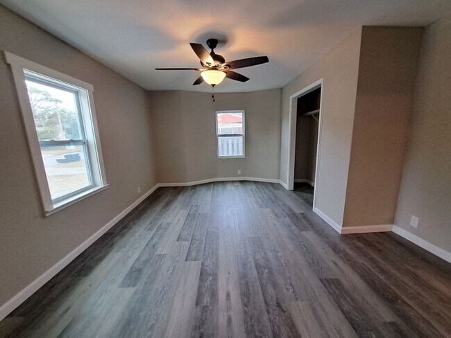 Building Photo - Nicely Renovated 3BR/2BA Mobile Home in Ba...