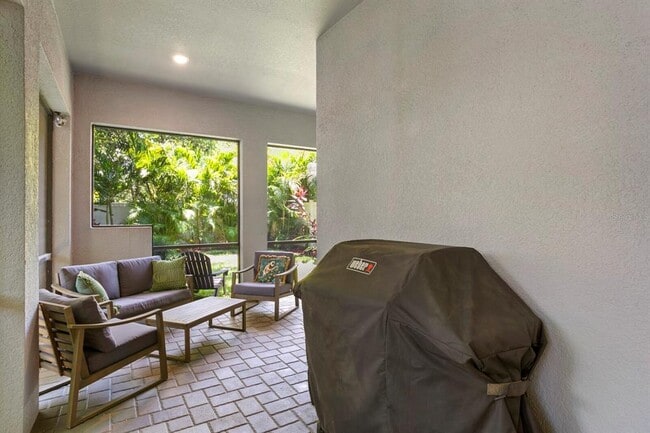 Building Photo - 408 S Matanzas Ave