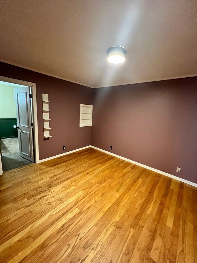 Building Photo - Comfort & Convenience Await in This 3 Bed, 2 Bath Farmingham Woods Home