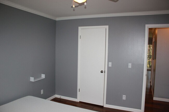Building Photo - Gated Condo 2 bedroom 2 bath with no stairs!
