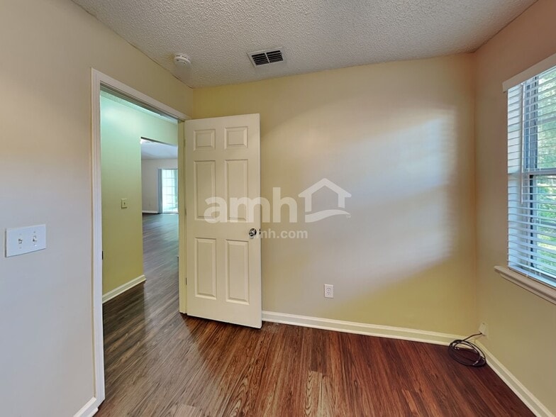 Building Photo - 2175 Hovington Cir E