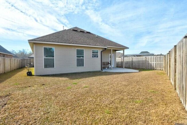 Building Photo - 6151 Lake Edge Dr
