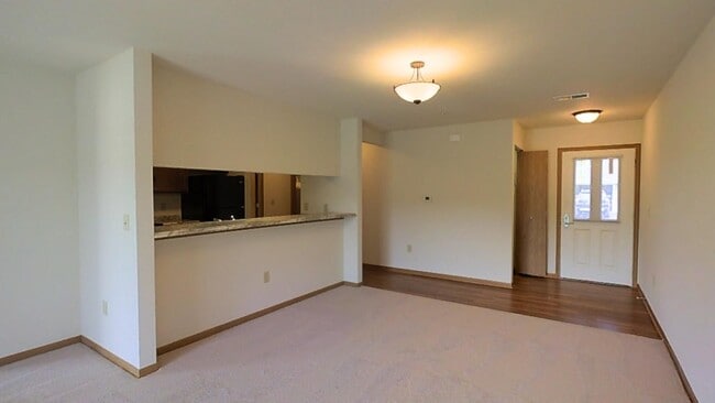 Building Photo - Condo Style Lower 1 Bedroom 1 Bathroom Apartment Available