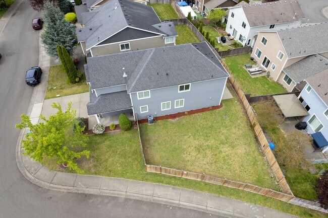 Building Photo - Lipoma Firs 5 bedroom with full bath on main.