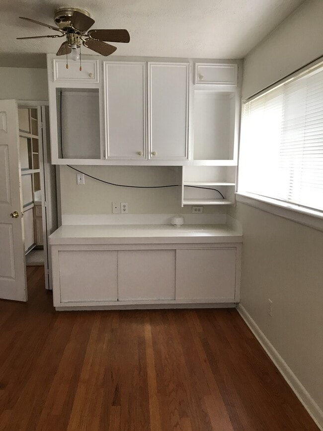 Building Photo - Beautiful Home! Perfect location
