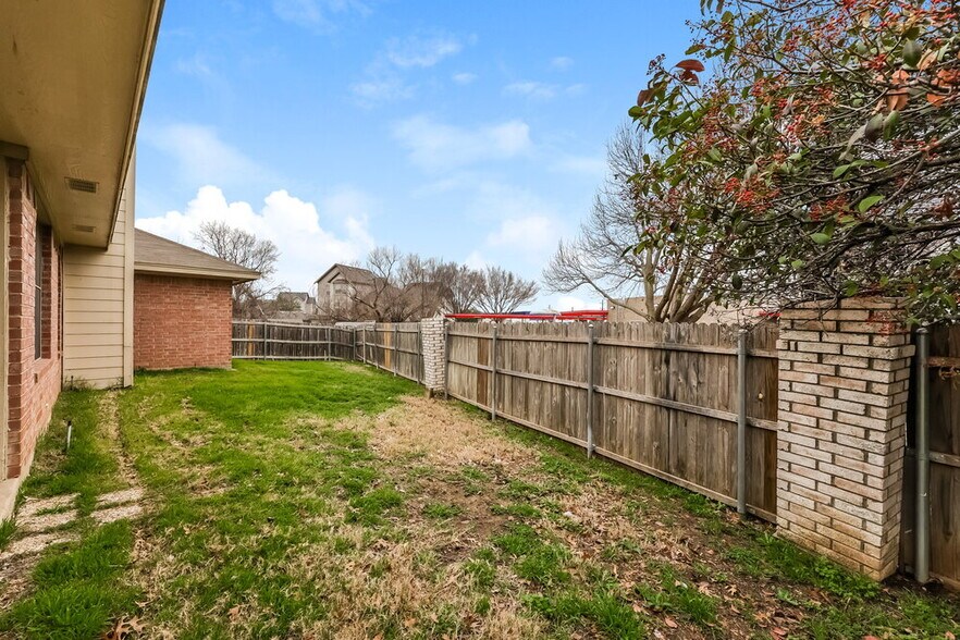 Building Photo - 704 Stonebrooke Dr