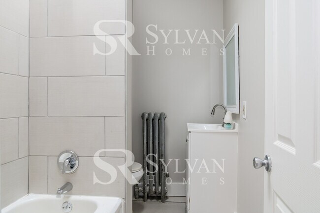 Building Photo - Charming 3BR Townhome