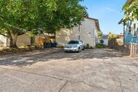 Building Photo - Renovated 2 bedroom townhouse in Piedmont