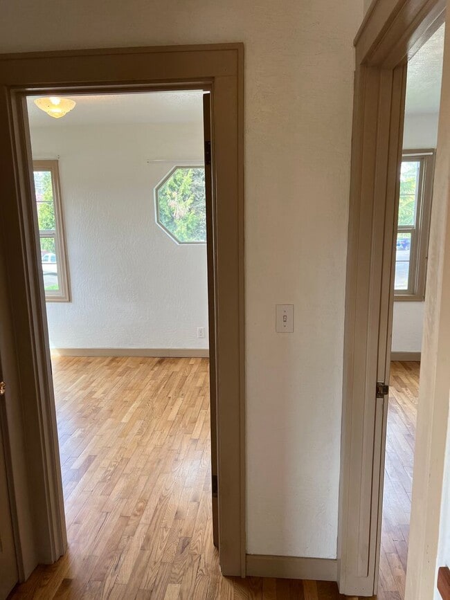 Building Photo - 3 Bed, 1.5 Bath near Rose Garden and Willamette River bike path in Whiteaker