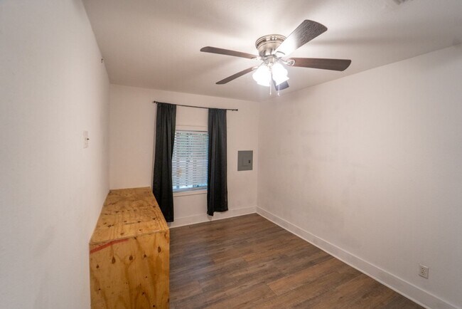 Building Photo - Available Now Near Downtown!