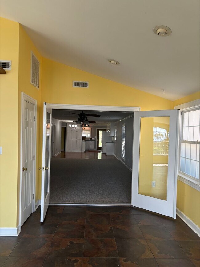 Building Photo - Fabulous 3 bedroom 2 bath in waterfront community!