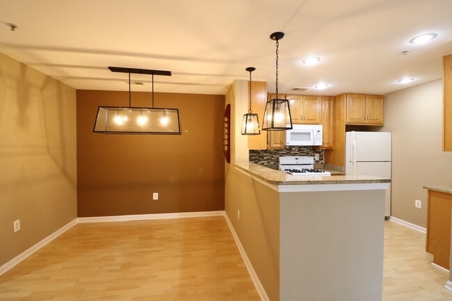 Building Photo - Spacious 2BD/2BA Condo with Balcony in Fou...