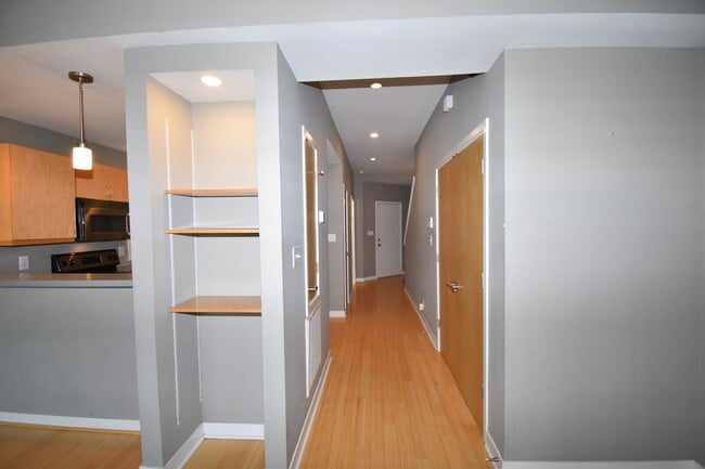 Building Photo - Large 2 Bedroom Condo For Rent Near Historic Downtown Clarksville!