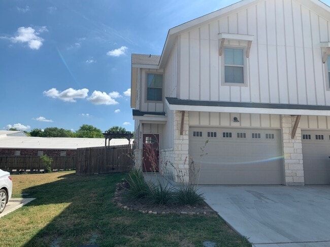 Building Photo - 3/2.5/1.5 Duplex /Easy access to I-35 / Fridge, Washer, Dryer / Fenced in yard / NBISD
