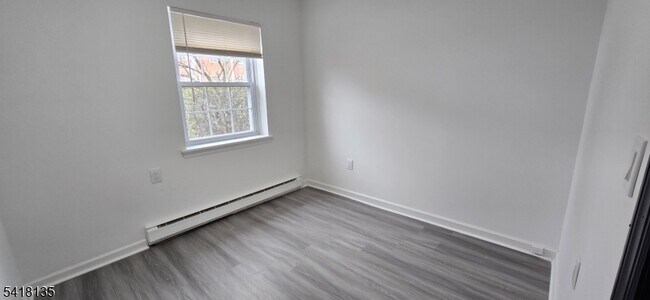 Building Photo - 206 Main St