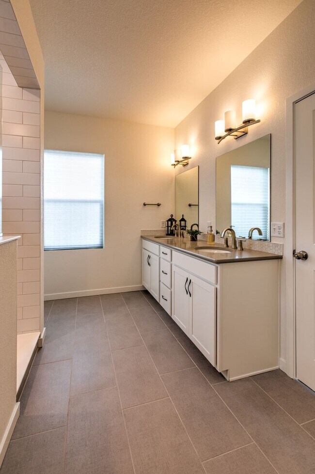 Building Photo - Stunning 4BD/3BA Home in Wolf Ranch – Mode...