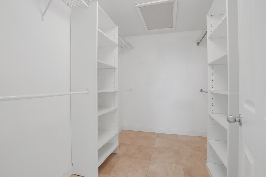 Building Photo - 705 Mainsail Cir