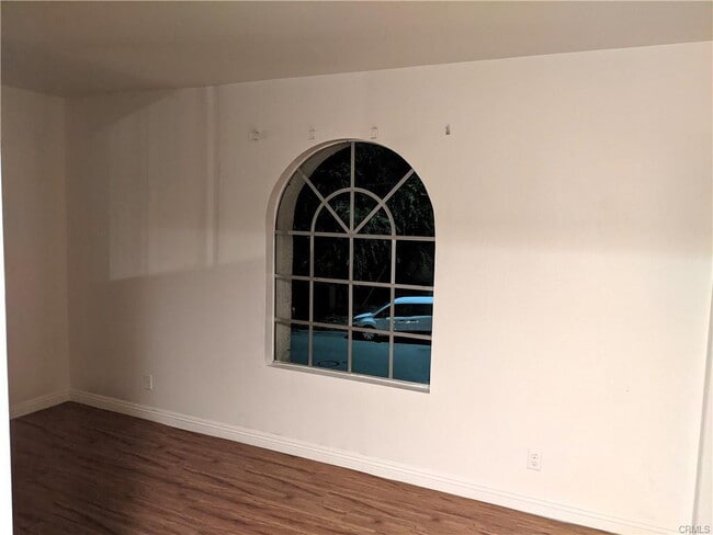 Building Photo - Updated 3br 2.5 bath near shopping & freeways