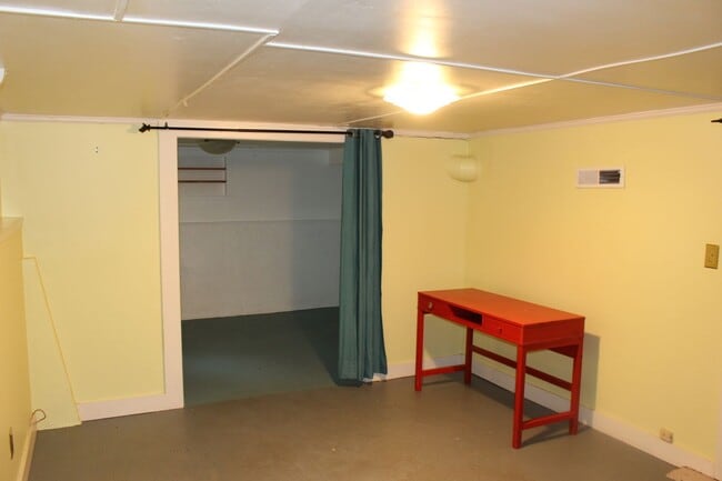 Building Photo - Charming bungalow with bonus office or Art...