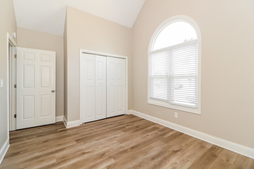 Building Photo - 2950 Northcliff Dr