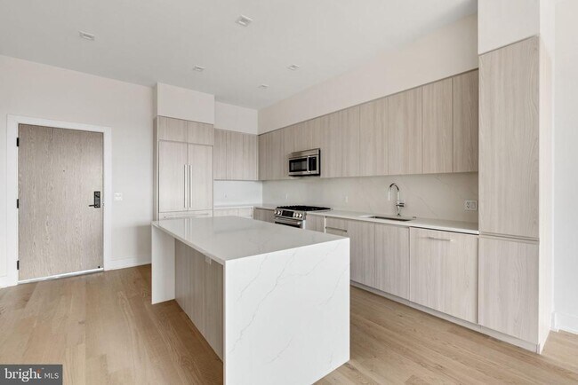 Building Photo - 701 Swann Ave