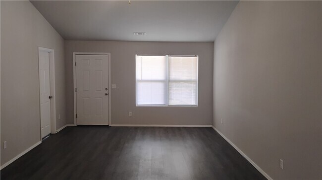 Building Photo - 1701 Forest Dr